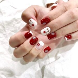 Read more about the article Sparkle and Shine: Glitzy Nail Art for Holiday Celebrations